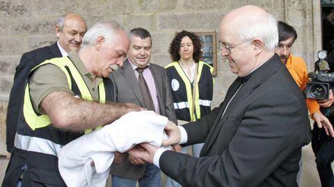 El inspector jefe de Patrimonio de la Policía Nacional, Antonio Tenorio, entrega el Códice al arzobispo de Santiago, Julián Barrio. Era el 4 de julio del 2012, justo un año después del robo