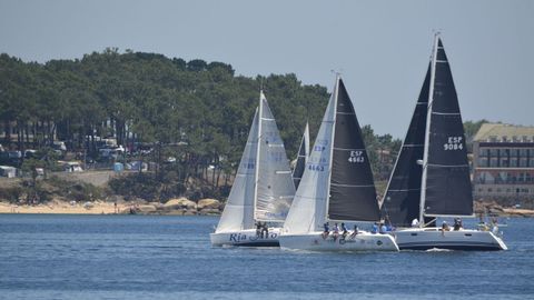 Salida de la Regata Congalsa desde el Club Náutico Deportivo de Ribeira