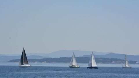 Salida de la Regata Congalsa desde el Club Náutico Deportivo de Ribeira