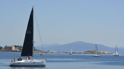 Salida de la Regata Congalsa desde el Club Náutico Deportivo de Ribeira