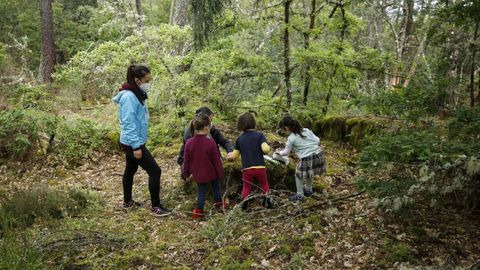 Los niños juegan y aprenden en lugares como este claro en un bosque en Castro de Beiro.