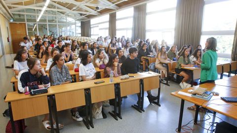 Alumnos en una clase del grado de Xestión Industrial da Moda de la Facultade de Humanidades de Ferrol