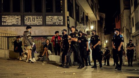 Pequeños grupos de personas se arremolinaron en las calles