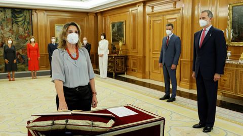 El rey Felipe VI y el presidente del Ejecutivo observan a la vicepresidenta tercera y ministra para la Transición Ecológica y Reto Demográfico, Teresa Ribera