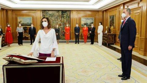 La ministra de Hacienda, María Jesús Montero, que asume también la Función Pública, promete su cargo