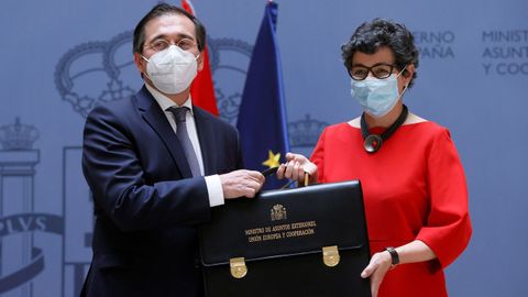 Arancha González Laya, la hasta ahora ministra de Asuntos Exteriores, Unión Europea y Cooperación, entrega la cartera ministerial a José Manuel Albares