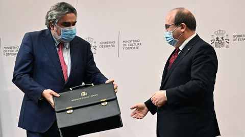 Miquel Iceta recibiendo la nueva cartera ministerial de Cultura y Deporte, de manos de su antecesor