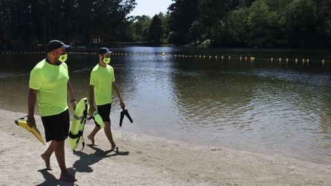 Socorristas en la playa fluvial del Lérez, en Pontevedra