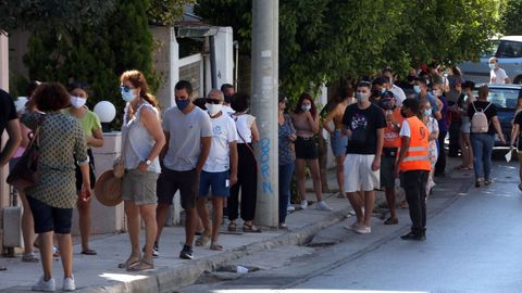 Ciudadanos atenienses, haciendo cola para realizarse una prueba para detectar el covid-19