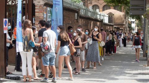 Colas para la vacunación de jóvenes en Barcelona