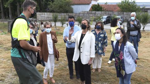 La conselleira de Política Social, Fabiola García, y la alcaldesa de Marín, María Ramallo, durante su visita al centro ocupacional de Juan XXIII