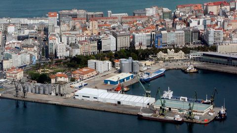 El muelle de Calvo Sotelo, en primer plano, y el de Batería, situado detrás, con una nave azul y blanca casi en el centro, en una foto de archivo previa a la demolición de los silos. Ambos muelles suman más de 88.000 metros cuadrados, equivalente a ocho plazas de María Pita.
