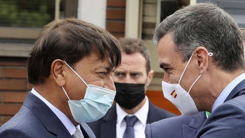 El presidente del Gobierno, Pedro Sánchez, saluda al presidente de ArcelorMittal, Lakshmi Mittal, durante la presentación de los planes de la multinacional