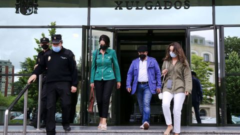 El sospechoso del crimen del Cash Record, saliendo de los juzgados, acompañado de su abogada (de verde) y escoltado por la policía