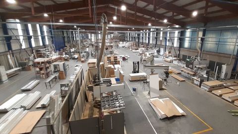 Nave que la empresa Puertas Betanzos tiene en Oza-Cesuras.