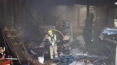 Incendio en una fábrica de madera en Cuntis
