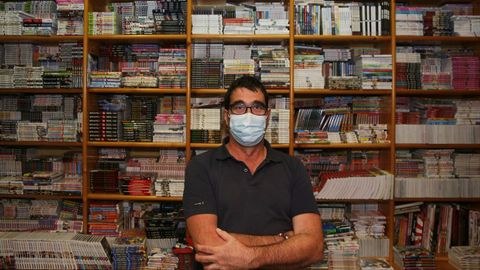 Cano Paz, propietario de la librería y que ya lleva 32 años al frente