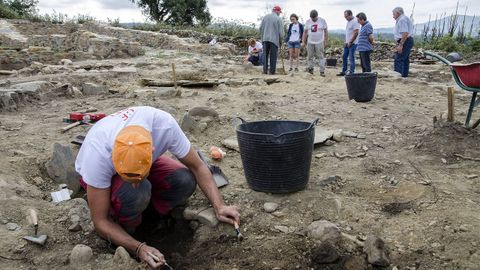 Unha visita guiada (en imaxe de arquivo) ás excavacións arqueolóxicas do castro de Cereixa, onde se desenvolverán algunhas das actividades previstas