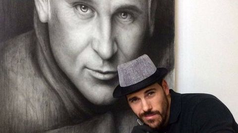Paco posa con el retrato de Diego Suárez, presidente de Vin Doré 24 K que produce espumosos con polvo de oro