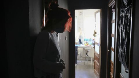 La joven, que prefiere no mostrar su rostro ni dar su nombre, en el piso del que será desahuciada