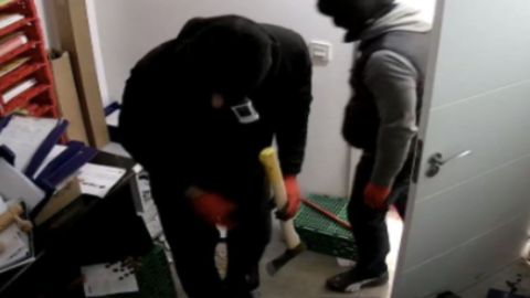 Dos de los detenidos, con pasamontañas