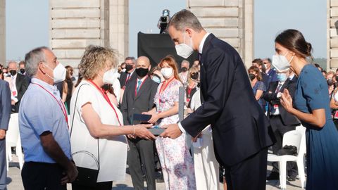 Los padres del asturiano Pablo Riesgo, el joven sanitario fallecido por covid, reciben de los Reyes la Gran Cruz del Mérito Civil
