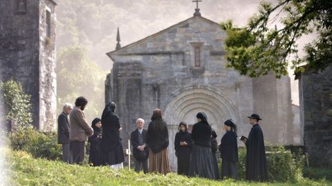 Filmación dunha escena de A rabia ante a coñecida igrexa románica de San Pedro Fiz de Hospital, no municipio do Incio