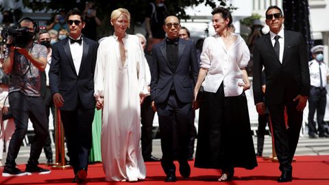 Juan Pablo Urrego, Tilda Swinton, Apichatpong Weerasethakul, Jeanne Balibar y Elkin Diaz, a su llegada al estreno de «Memoria» en Cannes.