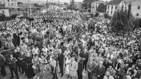 Ao acto inaugural de 1971 acudiron centos de persoas que encheron a horta da casa-museo de Rosalía.