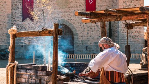 El parque dispone de diversos puestos artesanos, como este espadero de quinta generación