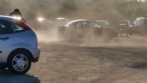 Fotograma del vídeo cedido por la Policía Local en el que se oberva al vehículo derrapando en la pista de tierra