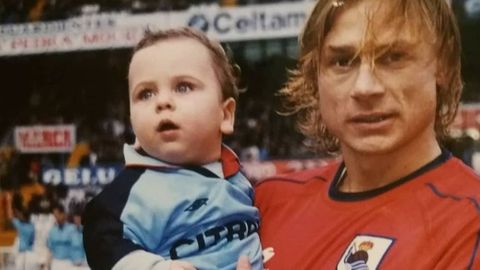 Javier, con Karpin en un Celta-Real Sociedad, es socio desde que nació