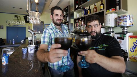 Diego y Alejandro, propietario del bar Oasis en A Peroxa