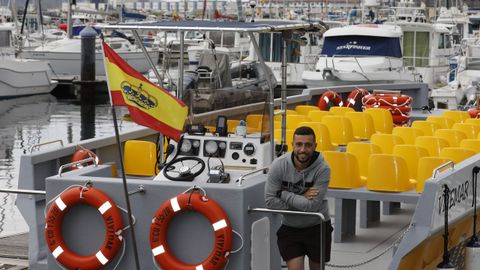 David Seijo en el puerto deportivo de Viveiro a bordo del barco Vivemar, construido en fibra y que en breve ofrecerá rutas diarias hasta el Fuciño do Porco