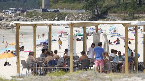 Terrazas llenas de bañistas en la playa de Raeiros (O Grove)