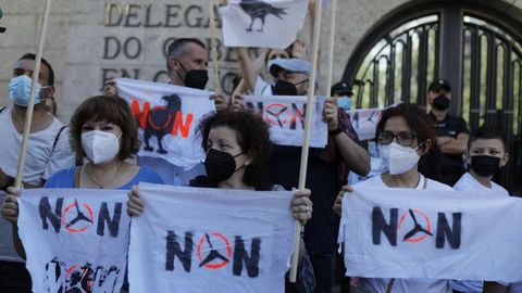 Protesta de plataformas contra los eólicos, convocada por Monfero di non, ante la Delegación del Gobierno en Galicia, en A Coruña, el jueves
