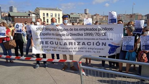 Protesta por los derechos de los trabajadores temporales de la administración junto a la carpa del Encuentro en la Semana Negra