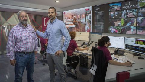 Manu Rial dirige desde el 2016 la firma Seguridade A1, que su padre Manolo Rial (junto a él en la foto) fundó en 1981 en Santiago. Fue hace 5 años cuando concentraron en Boisaca sus servicios, como el de la central receptora de alarmas.