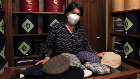 Ofelia Souto muestra algunos de los productos que ofrecen en su tienda