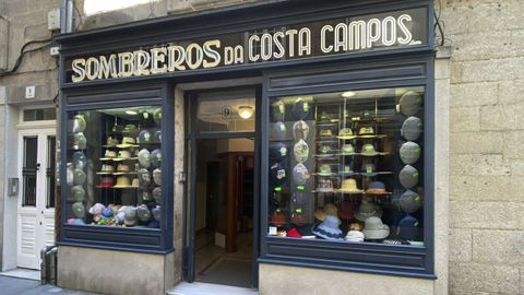 Escaparate de la sombrerería lucense ubicada en Conce Pallares