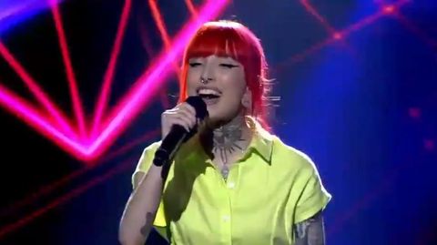 Sofía Rial, vecina de Ortoño, es desde el viernes por la noche la ganadora de la undécima edición del concurso de canto Recantos. La joven actúa junto a su padre (Héctor Rial) en el grupo Pasional Tango y desde niña toca también música tradicional. Formó parte del grupo Herbadeira del Casino de Noia y entre sus planes está estudiar Derecho.