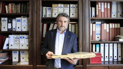 El abogado Javier Pérez Batallón en su despacho junto al archivo con toda la documentación encontrada de su familia