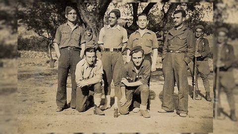 Antonio Valladares (abajo a la izquierda) y su hermano Ramón (segundo por la derecha).