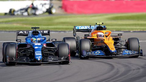 Fernando Alonso y Lando Norris durante el Gran Premio de Gran Bretaña