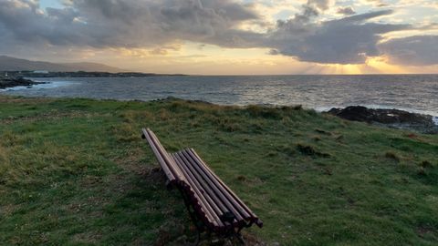 Desde Punta da Cruz en Castropol, se ve gran parte de la costa de A Mariña y Asturias
