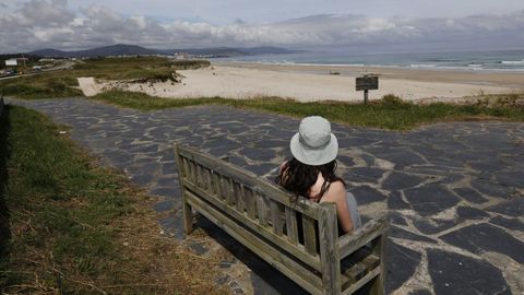 El paseo marítimo de Barreiros está lleno de bancos desde donde puedes ver las playas, un ejemplo es este en la playa de Coto
