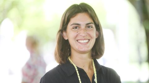 María Barca | Artista | La feira de Carballo es el eje de la postal: «Xente de toda a volta acode, relixiosamente, á feira da praza do Concello».