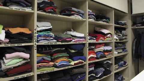 Se envía la ropa a las nuevas instalaciones de la ronda de Outeiro, se entregan al taller textil y al albergue en donde los usuarios tienen prioridad.