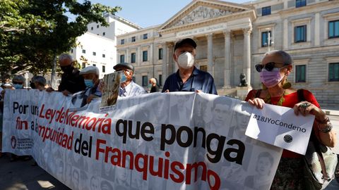 Miembros de asociaciones memorialistas y en favor de la memoria histórica se han concentrado este domingo, 18 de julio, en las puertas del Congreso para reclamar una condena al franquismo.