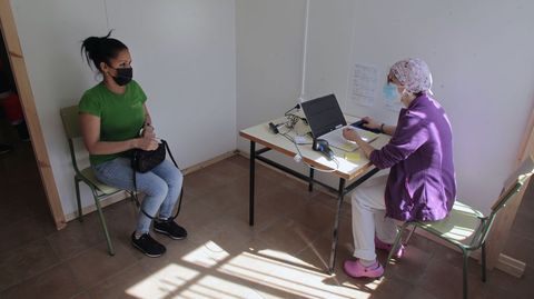 Una enfermera toma los datos de una mujer antes de vacunarla en Monforte
